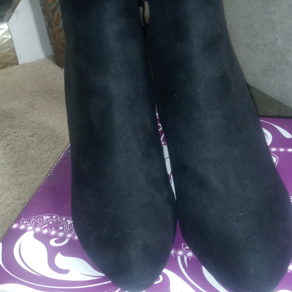 Black boots, size 8, suede material, fur around ankle made by Forever - Picture 9 of 10